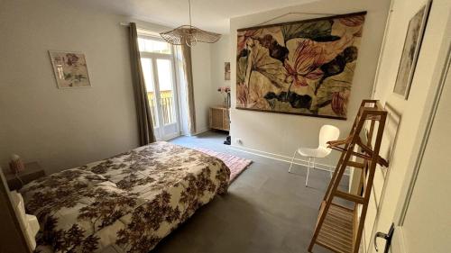 une chambre avec un lit et un tableau au mur dans l'établissement Cozy Center 2 Avenue des États-Unis, à Clermont-Ferrand