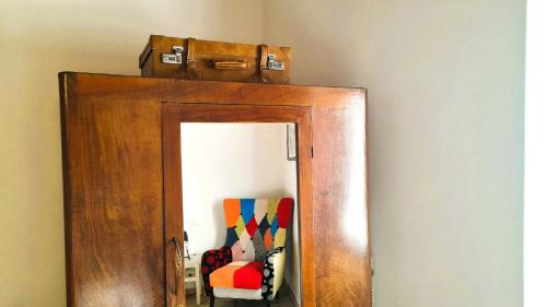 a mirror in a room with a chair and luggage at Appartamento Palma in Spello