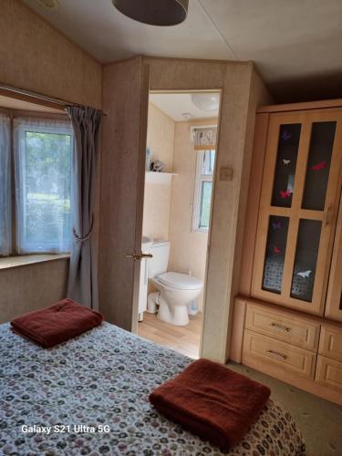 The Fox - Free Fishing, pets welcome - static caravan in Clare, Suffolkにあるベッド
