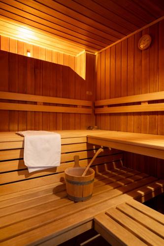 a sauna with a towel and a bucket in it at Ferienanlage Zum Silberstollen 2 Häuser am Berg Polderhof und Weißeritzhütte in Kurort Altenberg