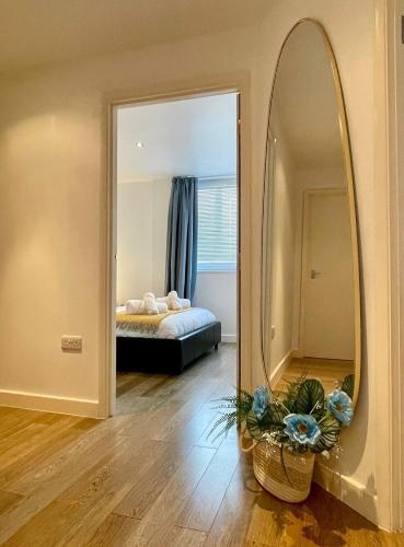 Cama o camas de una habitación en Modern Flat overlooking High St