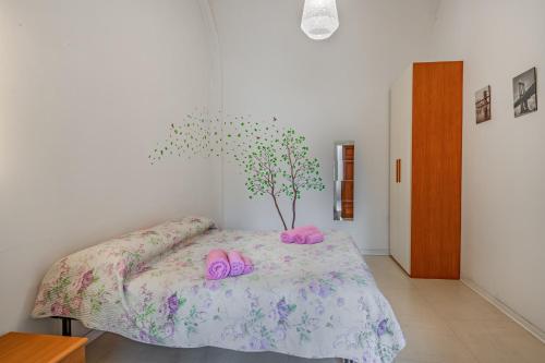 a bedroom with a bed with pink shoes on it at Il Nido - accogliente rifugio in centro a Pisa in Pisa