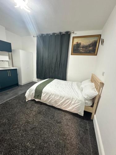 Ένα ή περισσότερα κρεβάτια σε δωμάτιο στο Room 3 NG3 2AZ