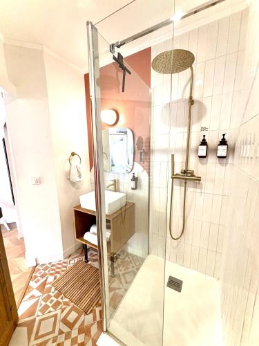 a bathroom with a shower and a sink at Le Petit Chai - Studio tout equipé au calme proche universités et transports in Talence