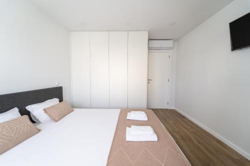 Forum Apartments III by House and People