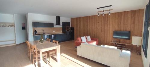 un salon avec un canapé et une table dans l'établissement Appartement au cœur de la forêt au calme et proche des pistes et des commodités, à Bolquère-Pyrénées 2000