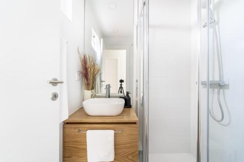 Forum Apartments III by House and People