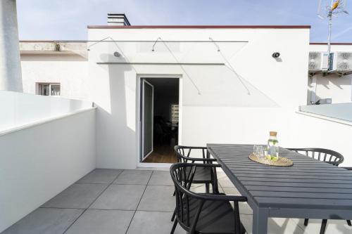 Forum Apartments III by House and People