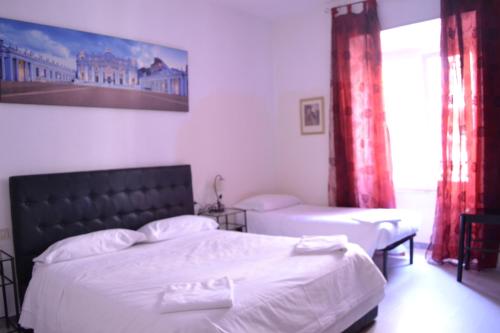 1 dormitorio con 2 camas y ventana grande en Candia41, en Roma