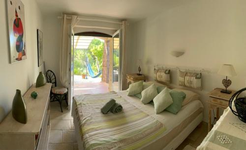 Postel nebo postele na pokoji v ubytování RDC Villa grand jardin, piscine chauffée, jacuzzi