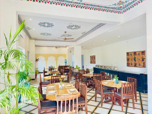 Restaurace v ubytování Jag Aravali Resort Udaipur by NAINA STAYCATION - Best for Corporate Events - Family Resort - Swimming pool - gardens