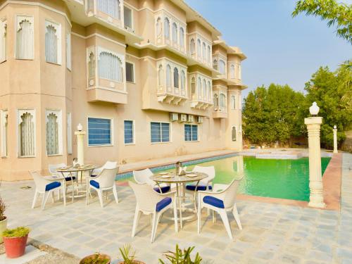 Bazén v ubytování Jag Aravali Resort Udaipur by NAINA STAYCATION - Best for Corporate Events - Family Resort - Swimming pool - gardens nebo v jeho okolí