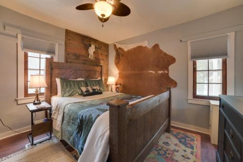 una camera da letto con un letto grande con testiera in legno di Family-Friendly Cabin Walk to Lake Access! a Houghton Lake