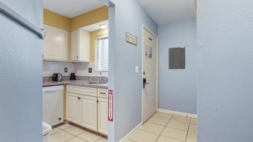 5 minutes walk to beach, Family Friendly condo with shared pool, tennis court photo 10