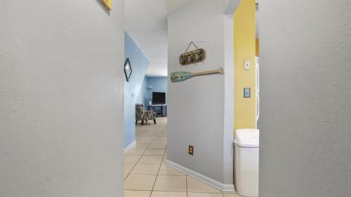 5 minutes walk to beach, Family Friendly condo with shared pool, tennis court photo 16