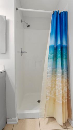 5 minutes walk to beach, Family Friendly condo with shared pool, tennis court photo 18