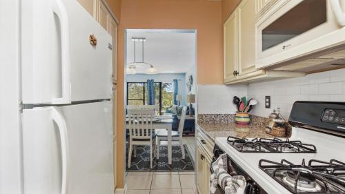 5 minutes walk to beach, Family Friendly condo with shared pool, tennis court photo 21