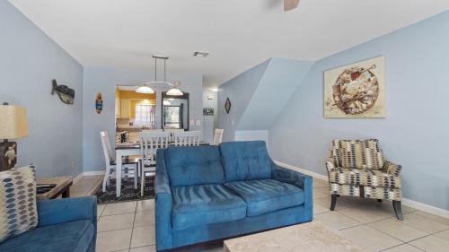 5 minutes walk to beach, Family Friendly condo with shared pool, tennis court photo 5