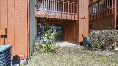 5 minutes walk to beach, Family Friendly condo with shared pool, tennis court photo 25