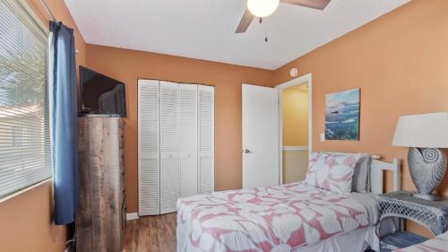 5 minutes walk to beach, Family Friendly condo with shared pool, tennis court photo 27