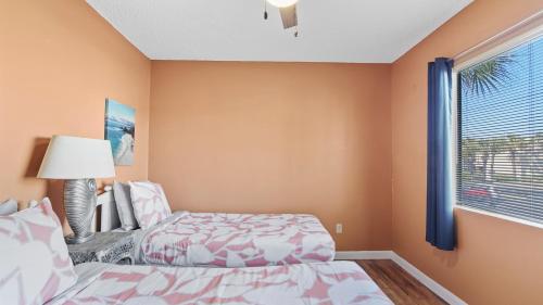 5 minutes walk to beach, Family Friendly condo with shared pool, tennis court photo 30
