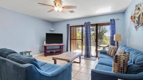 5 minutes walk to beach, Family Friendly condo with shared pool, tennis court photo 32