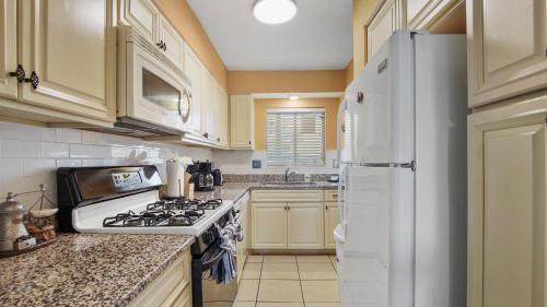 5 minutes walk to beach, Family Friendly condo with shared pool, tennis court photo 33