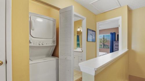 5 minutes walk to beach, Family Friendly condo with shared pool, tennis court photo 4