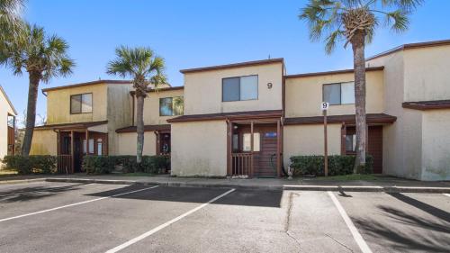 5 minutes walk to beach, Family Friendly condo with shared pool, tennis court photo 37