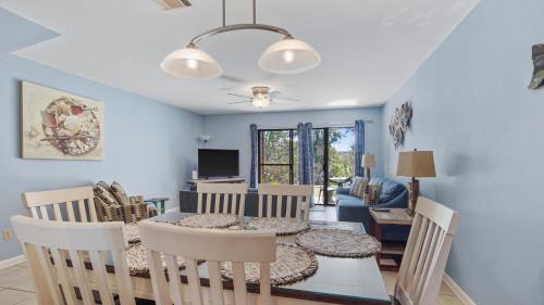 5 minutes walk to beach, Family Friendly condo with shared pool, tennis court photo 38