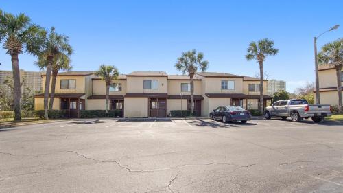 5 minutes walk to beach, Family Friendly condo with shared pool, tennis court photo 42