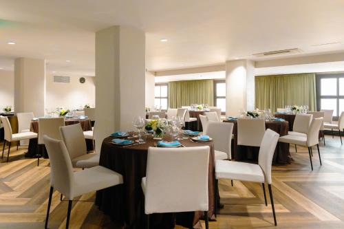 Ruang duduk di The Exchange Sacramento, Curio Collection By Hilton