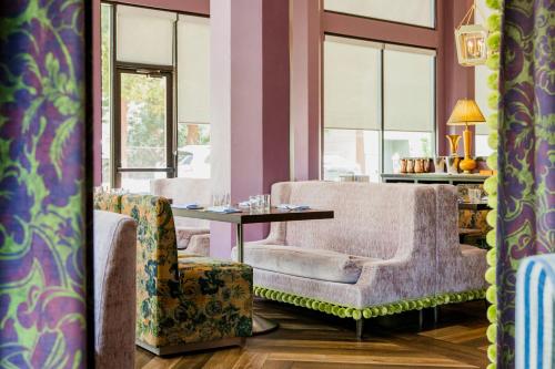 Ruang duduk di The Exchange Sacramento, Curio Collection By Hilton