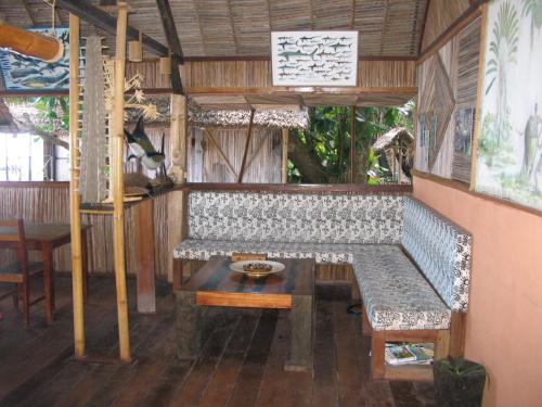 a room with a bench and a table in a room at Maningory in Ile aux Nattes
