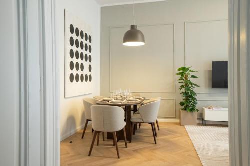 Chic & Cozy 104m2 Flat, Walk to Top Attractions