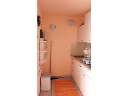 DaisendorfにあるLotte und Helmut Klannerの小さなキッチン(白いキャビネット、冷蔵庫付)