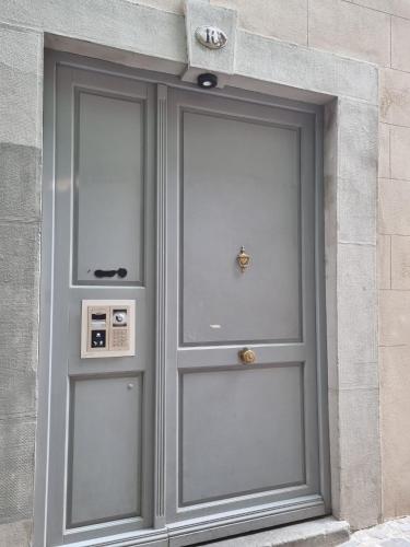 2 portes sur le côté d'un bâtiment dans l'établissement Bel appartement sous les toits de Toulouse-Central-Climatisé-, à Toulouse