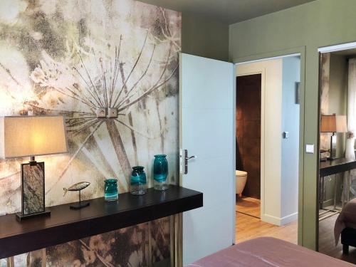 - une chambre avec une fresque murale représentant une fleur dans l'établissement Amazing sea view modern apartment Port de la Houle, à Cancale