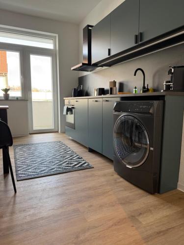 eine Küche mit einer Waschmaschine in der Unterkunft Apartment 2 Chic Chamber in Hannover