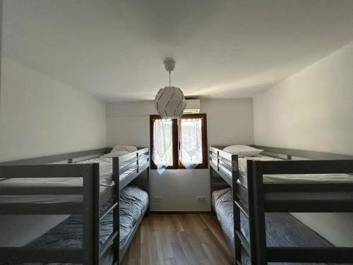 Ένα ή περισσότερα κρεβάτια σε δωμάτιο στο Maison Familiale à Esparron-de-Verdon avec Terrasse Privée