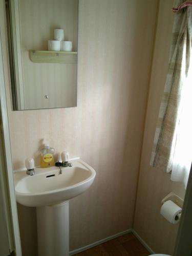 インゴールドメルズにあるGolden Sands Willerby GS 6 Berth Panel heated FREE WIFIの白い洗面台と鏡のあるバスルーム