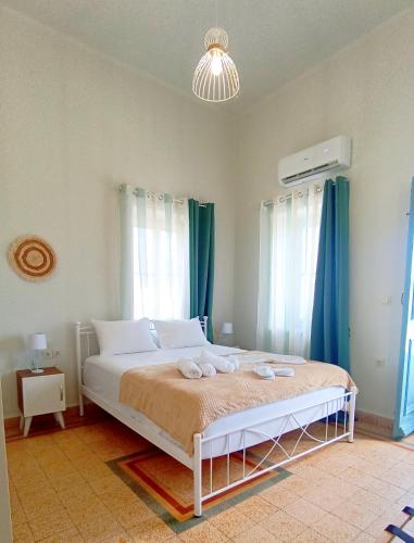 Ένα ή περισσότερα κρεβάτια σε δωμάτιο στο Triton Villa at Kasonia beach Pothia