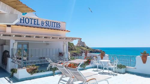 a hotel and suites with a view of the ocean at Hotel Aurora in Sperlonga