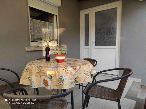 stół z butelką wina i rośliną na nim w obiekcie Holiday home in Balatonfenyves 18410 w mieście Balatonfenyves