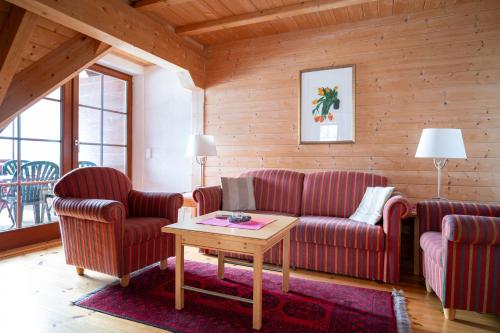 a living room with two couches and a table at Ferienanlage Zum Silberstollen 2 Häuser am Berg Polderhof und Weißeritzhütte in Kurort Altenberg