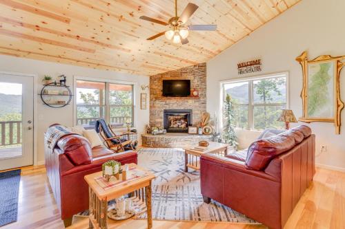マーフィにあるNorth Carolina Cabin - Pool Table and Mountain Viewsの2つのソファと暖炉のあるリビングルーム