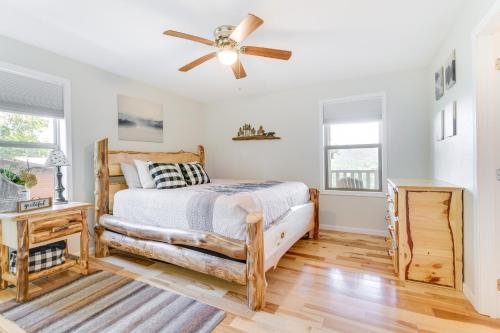 North Carolina Cabin - Pool Table and Mountain Viewsにあるベッド