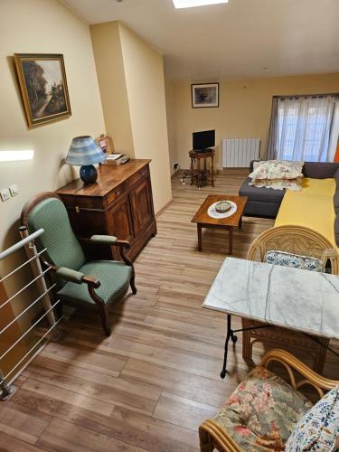 ein Wohnzimmer mit Sofa und Tisch in der Unterkunft la petite maison in Céreste