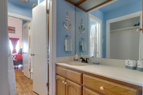 Ένα μπάνιο στο Canyon Lake Townhome with Balcony, Deck and Yard!