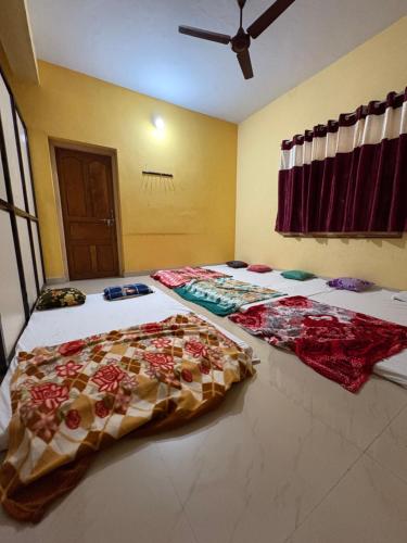 two beds in a room at Kanasu guest house in Gokarna